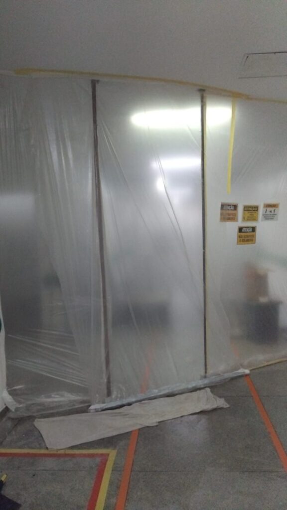  instalação barreira lona plástica hospital em funcionamento operário EPI capacete obra hospitalar