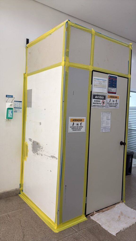 porta acesso canteiro obra hospital fechamento naval fita amarela sinalização segurança APR permissão de trabalho
