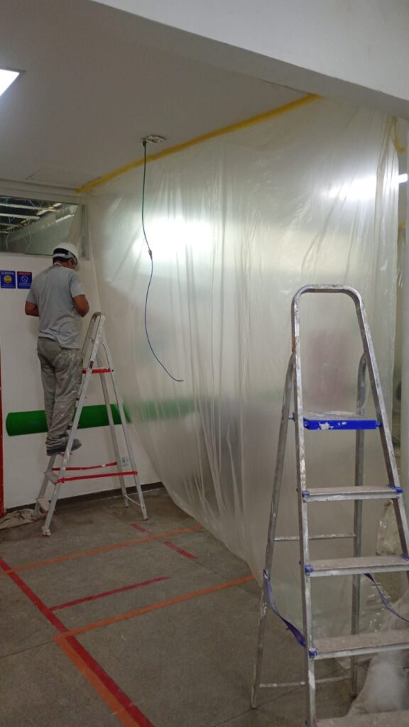 barreira de contenção lona plástica isolamento de área obra em hospital em funcionamento controle de infecção