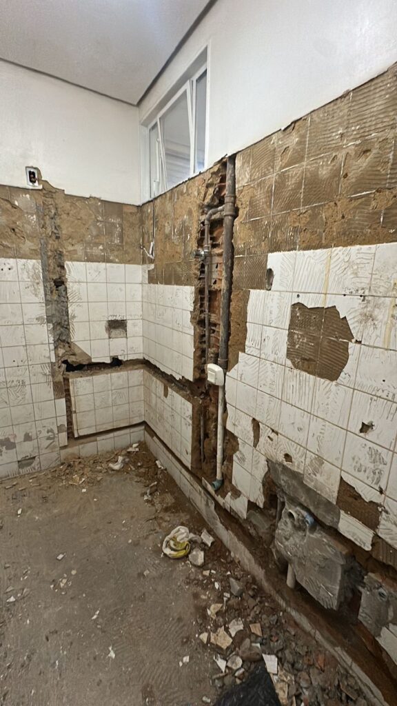 demolição controlada obra hospital em funcionamento tubulações hidrossanitárias expostas não mapeadas em projeto