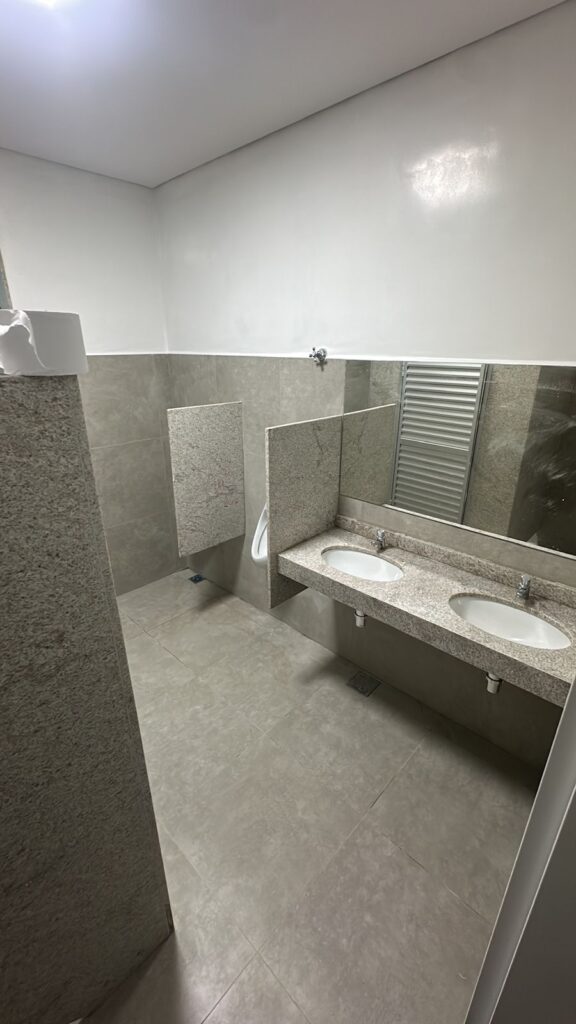 banheiro acessível PCD concluído reforma hospitalar barras apoio aço inox NBR 9050 obra hospital em funcionamento