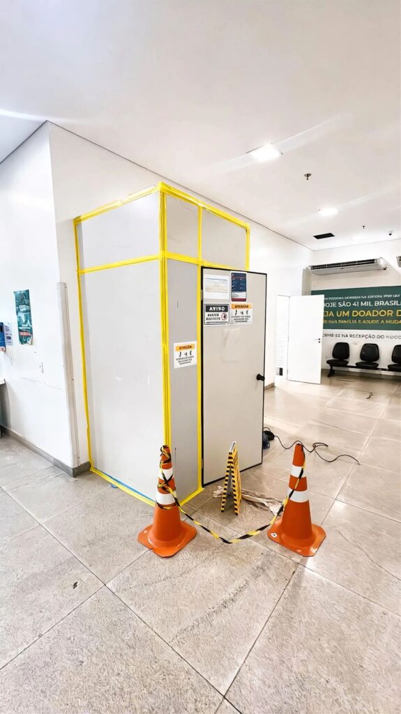 fechamento naval corredor hospital em funcionamento cones segurança obra hospitalar pacientes ao fundo isolamento de área